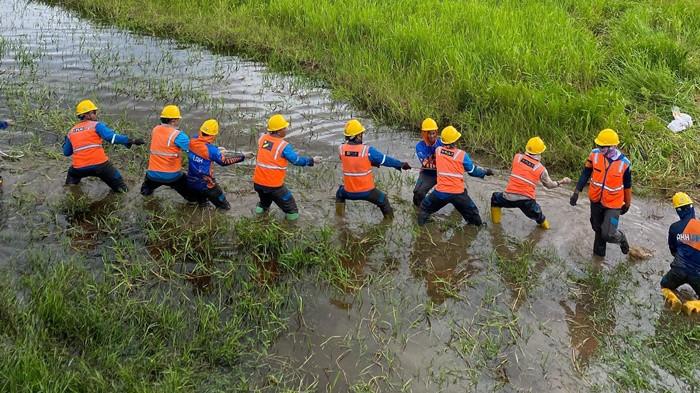 Mereka selalu hadir melakukan perbaikan agar listrik terus menyala ke pelanggan.