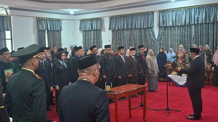 PELANTIKAN-Bupati HST, Samsul Rizal saat melantik 33 pdd