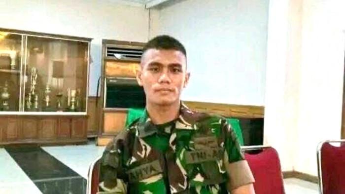 PUTRA KEBANGGAAN - Safiyah memandang foto almarhum putra kebanggaannya,d