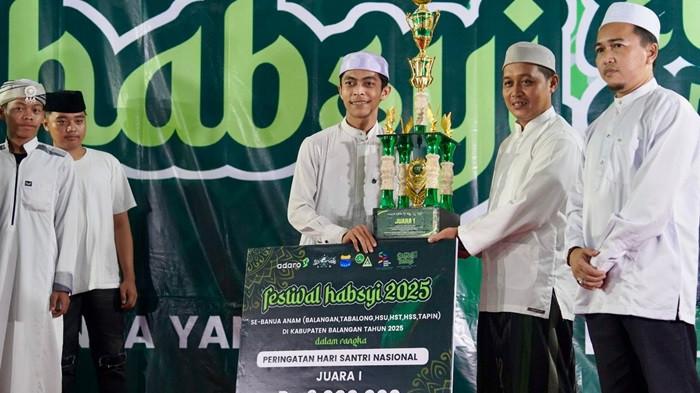 Panitia acara menyerahkan piala kepada juara festival habsy Kabupaten Balangan.1