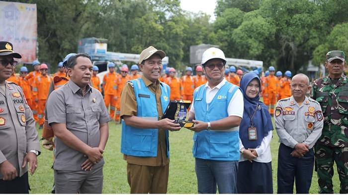 Pemberian plakat oleh Tim PLN kepada Bupati HSS