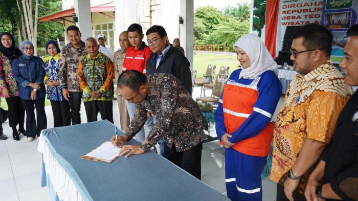 PENANDATANGANAN - Penandatanganan pernyataan komitmen bersama intervensi warga miskin produktif di Kabupaten Kotabaru, Sabtu (4/10/2025).