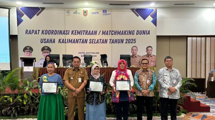 Penyerahan piagam penghargaan kepada individu/instansi/organisasi 2