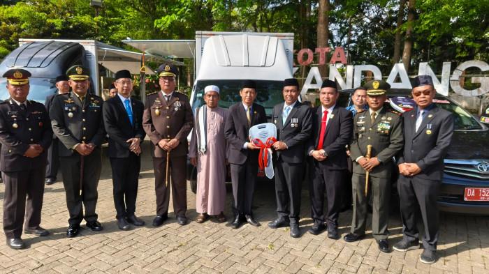 Penyerahan secara simbolis bantuan mobil Home Care RSUD1