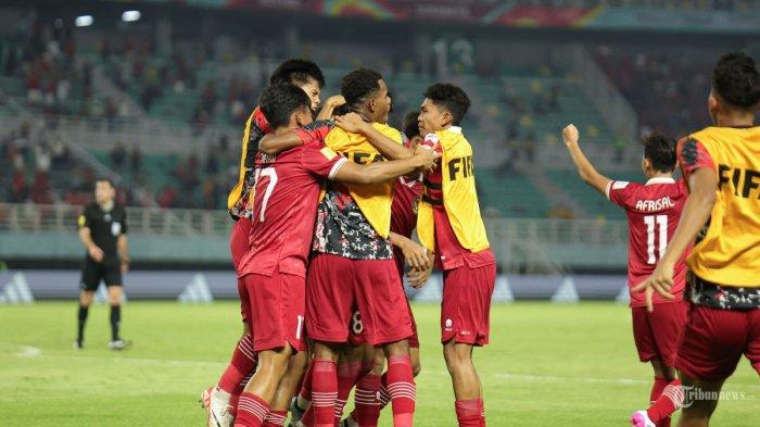 Pesepak bola Timnas Indonesia meluapkan kegembiraan setelah Arkhan Kaka berhasil menjebol gawang Panama pada penyisihan grup A Piala Dunia U-17 di Stadion Gelora Bung Tomo (GBT), Surabaya, Senin (13/11/2023).