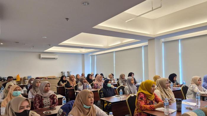 PESERTA - Peserta Workshop Update Standarisasi Pelayanan KB bagi Bidan Kota Banjarmasin, tamoak menyimak materi yang diberikan, Rabu (29/10/2025).