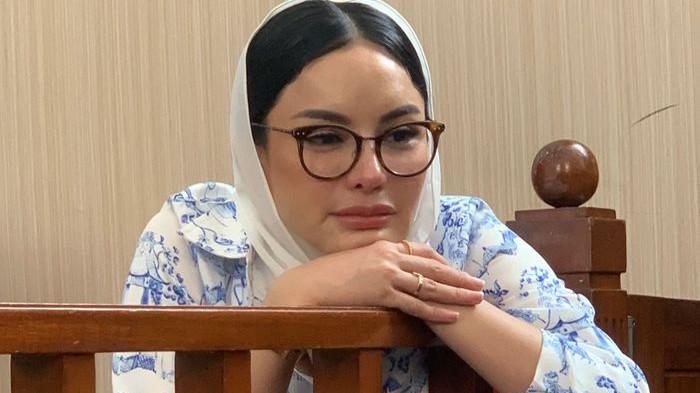 BACA PLEDOI - Potret Nikita Mirzani dalam sidang pembacaan pledoi di PN Jaksel, Kamis (16/10/2025).