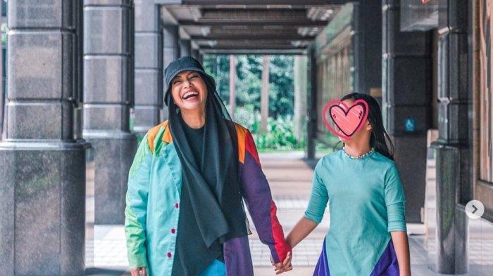 PULANG KAMPUNG - Potret penyanyi Denada dan putrinya, Aisyah (arsip 2024).