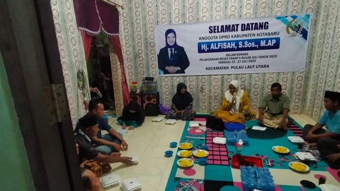 RESES-Anggota DPRD Kotabaru, Hj Alfisah saat menggelar reses ASDF