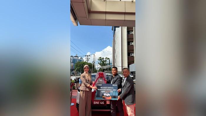 Regional CEO BNI Kantor Wilayah 09 Sari Anggraini serahkan hadiah undian Rejeki wondr BNI