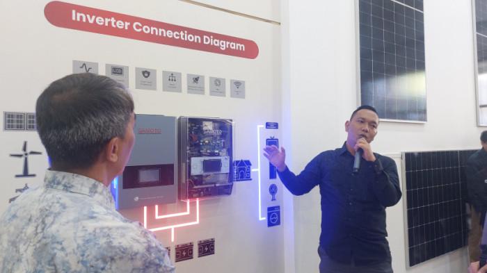 Sinar, perwakilan dari PT Samoto menjelaskan produk Inverter Connection Diagram
