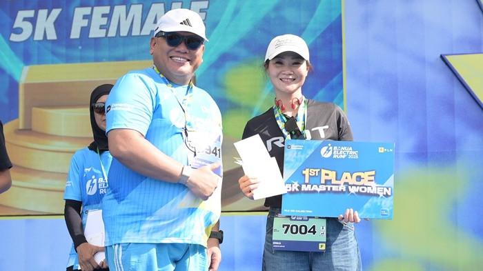 Suhari (kanan) saat menerima hadiah atas capaiannya