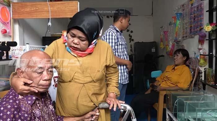 PULANG - Tangis pak Tarno saat istri tuanya, Sariyah menjemputnya pulang, Senin (20/1/2025).