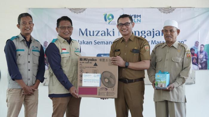 YBM PLN UID Kalselteng juga memberikan bantuan kipas angin di SDN 1 Guntung Paikat.