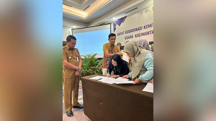 epala Dinas DPMPTSP Prov Kalsel, Ednri AP menyaksikan penandatanganan kesepakatan 1