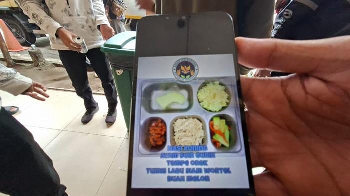 MENU MBG- Menu makanan berguzi gratis (MBG) yang disantap siswa-siswi SMA Assalam Martapua pada Kamis (9/10/2025). Belasan siswa dilarikan ke rumah sakit setelah diduga alami keracunan.
