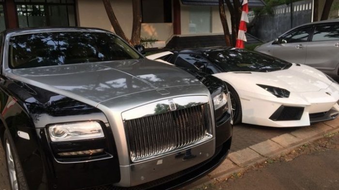 MOBIL MEWAH - Mobil mewah milik Raffi Ahmad diparkir di dekat masjid perumahannya di Green Andara Residences, Jumat (22/8/2017).