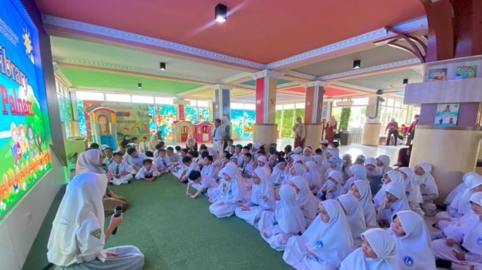 murid SD Islam Al Azhar 37 Banjarbaru, melakukan wisata literasi ke Perpustakaan Palnam,34