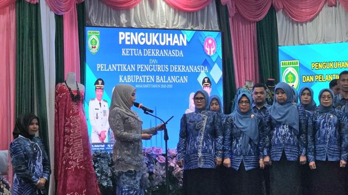 Ketua Dekranasda Kabupaten Balangan, Hj Sri Huriyati Hadi melantik pengurus Dekranasda Kabupaten Balangan di Aula Benteng Tundakan, Balangan, Senin (27/10/2025)