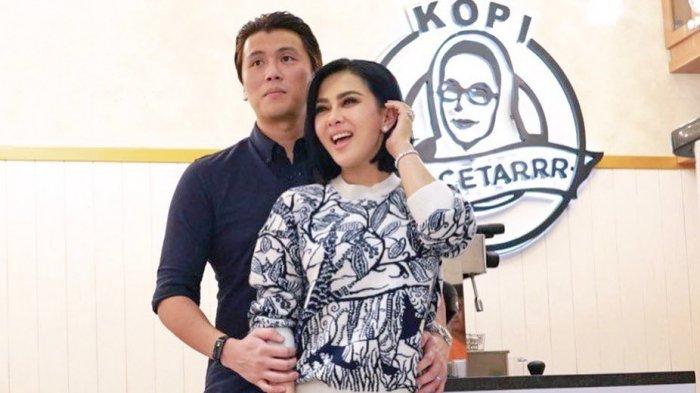 SEJAK 2019 - Syahrini dan Reino Barack saat menghadiri peresmian restoran Pawon Bu Cetar (arsip 2019).