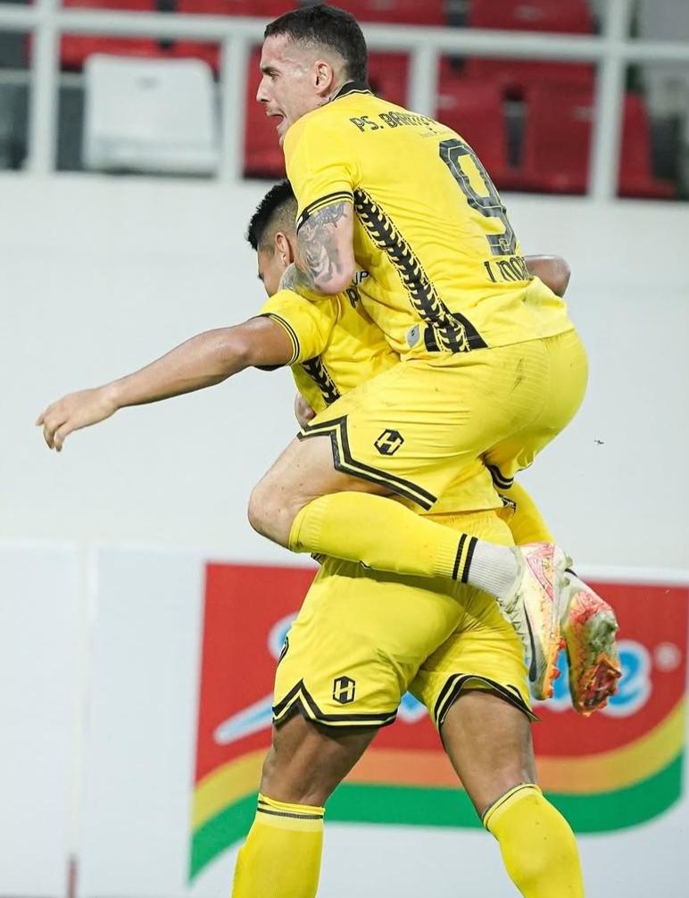 Dua pemain asing Barito Putera, Jaime Morena dan Alexsandro Ferreira merayakan gol ke gawang PSIS Semarang dalam laga Liga 2 Championship 2025/2026 di Stadion Jati Diri Semarang, Sabtu (4/10/2025).