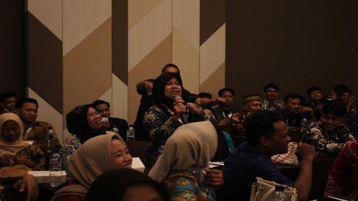 Sesi tanya jawab dalam acara Bimbingan Teknis (Bimtek) penjamah pangan yang diikuti Satuan Pelayanan Pemenuhan Gizi (SPPG) di Kabupaten Serang yang digelar Badan Gizi Nasional (BGN) di Mambruk Hotel, Anyer, 25–26 Oktober 2025.