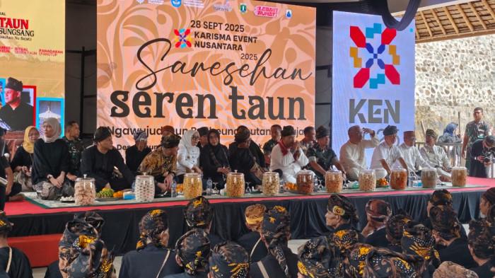 SEREN TAUN 2025 - Gubernur Banten, Andra Soni, mengungkapkan rasa bangga dan syukur dapat menghadiri rangkaian Seren Taun Guru Cucuk Kasepuhan Cisungsang yang digelar di Imah Gede Kasepuhan Cisungsang, Minggu (28/9/2025).