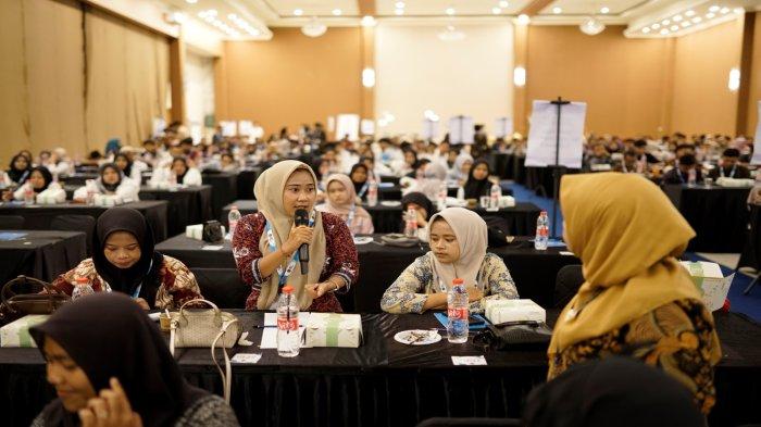Sesi tanya jawab peserta Bimbingan Teknis (Bimtek) Penjamah Makanan SPPG di Kota Serang. Acara dilaksanakan dua hari di Ballroom Graha Pena, Kota Serang, Sabtu dan Minggu, 25-26 Oktober 2025.