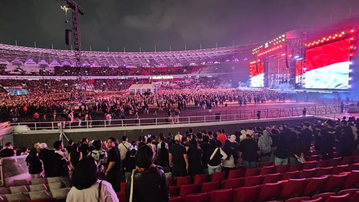 Suasana konser Dewa 19 featuring All Star 2.0 di Stadion Utama Gelora Bung Karno, sudah mulai ramai penonton.
