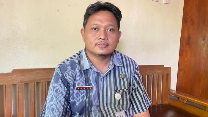 BAHAS PASAR SEPI - Kepala UPT Wilayah 1 Anwar membahas kondisi Pasar Segamas Purbalingga, di kantornya, Kamis (2/10/2025).