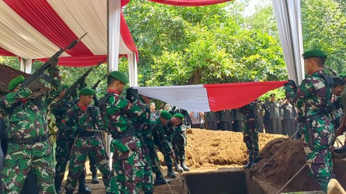 PROSESI PEMAKAMAN - Prosesi pemakaman Praka Amin Nurohman yang berlangsung secara militer di Desa Banjurpasar, Kecamatan Buluspesantren, Kabupaten Kebumen, Jawa Tengah, Selasa (14/10/2025). Praka Amin tewas dalam baku tembak dengan KKB di Papua dan mendapat kenaikan pangkat Kopda (Anumerta).
