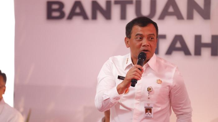 BANTUAN SUBSIDI UPAH - Gubernur Jawa Tengah, Ahmad Luthfi saat mendampingi Wakil Presiden Gibran Rakabuming Raka meninjau pencairan BSU di Kantor Pos Indonesia Cabang Boyolali, Jumat (18/7/2025). Luthfi berpesan, agar bantuan yang diterima digunakan dengan baik untuk kesejahteraan keluarga.