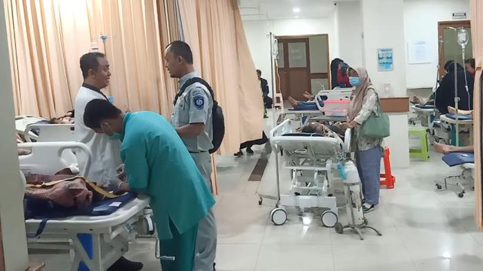 PERAWATAN KORBAN LAKA. Suasana di ruang IGD RSU Siaga Medika Pemalang saat para korban luka kecelakaan bus wisata mendapatkan perawatan intensif, Sabtu (25/10/2025). Tragedi di ruas Tol Pemalang-Batang ini merenggut total empat nyawa dari rombongan Forum Kesehatan asal Semarang yang hendak berwisata ke Guci.