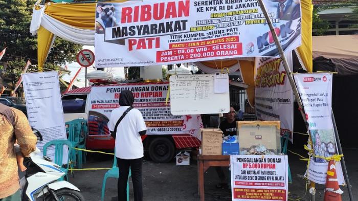POSKO DONASI - Suasana posko donasi Masyarakat Pati Bersatu, Minggu (24/8/2025). Dalam waktu lima hari, mereka berhasil menghimpun dana Rp117,4 juta untuk keperluan transportasi dan perbekalan aksi unjuk rasa ke KPK RI, Jakarta, pada 2-3 September mendatang.