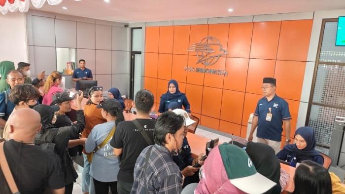 KIRIM SURAT - Warga yang tergabung dalam Masyarakat Pati Bersatu antre mendapat layanan untuk mengirim surat yang ditujukan kepada KPK di Kantor Pos Pati, Senin (25/8/2025). Demi mendesak KPK menahan Bupati Pati Sudewo, setiap warga rela merogoh kocek Rp14 ribu untuk biaya pengiriman surat.