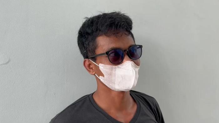KORBAN KECELAKAAN - Kosim, penumpang Bus PO Haryanto asal Demak menceritakan detik-detik kecelakaan bus di Tol Semarang-Batang, kepada wartawan di Batang, Senin (27/10/2025). Kecelakaan yang terjadi di Tol Batang pada Minggu (26/10/2025) malam itu mengakibatkan tiga orang meninggal dunia dan 21 korban terluka.