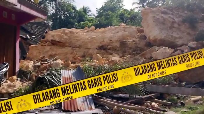 GARIS POLISI - Garis polisi dipasang di lokasi longsor yang menimpa rumah di Desa Darmakradenan, Kecamatan Ajibarang, Kabupaten Banyumas, Jawa Tengah, Senin (27/10/2025). Longsor yang terjadi Minggu (26/10/2025) sore itu terjadi akibat penambangan bukit kapur milik pabrik semen.