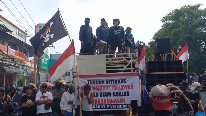 ORASI - Koordinator Masyarakat Pati Bersatu Supriyono alias Botok berorasi di atas truk di Alun-alun Pati saaat DPRD Pati menggelar sidang paripurna pemakzulan Bupati Sudewo, Jumat (31/10/2025).