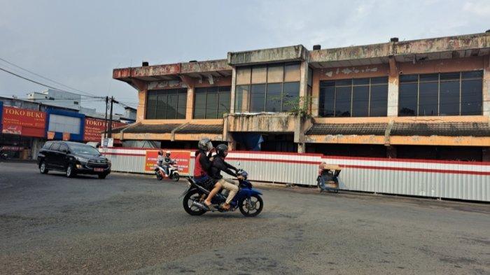 KEBONDALEM PURWOKERTO, Situasi di depan komplek Kebondalem Purwokerto, Selasa (27/5/2025). Bupati Sadewo mengatakan telah mendatangkan sejumlah investor besar seperti Lippo Group, Nusantara, serta grup dari Semen Bima yang tertarik untuk berinvestasi.