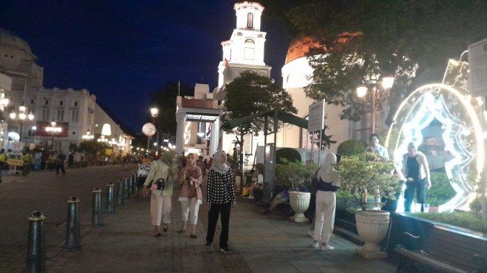 Suasana Kota Lama Semarang saat malam Natal, Selasa (24/12/2024).