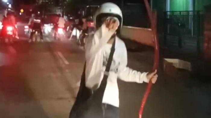 BAWA CELURIT - Seorang pemuda menenteng senjata tajam jenis celurit dengan panjang sekitar satu meter mengancam pengguna jalan yang melintas di wilayah Damarsari Kecamatan Cepiring Kabupaten Kendal, Minggu (28/9/2025) dini hari.