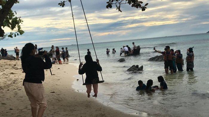 Wisatawan tengah menikmati suasana Pantai Tanjung Gelam di Karimunjawa, Kabupaten Jepara, Provinsi Jawa Tengah.