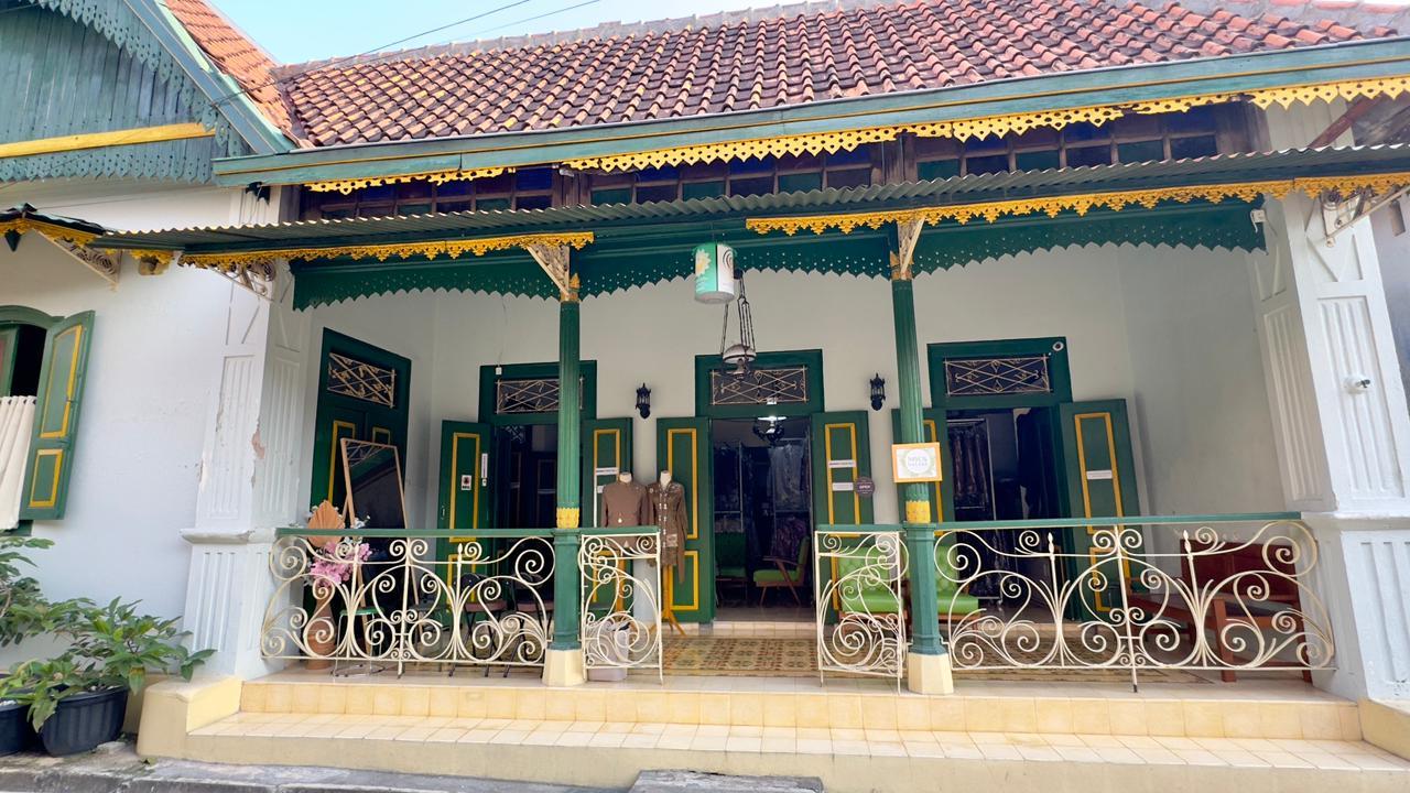Ini bukan sekadar toko, ini adalah sebuah rumah. Rumah bagi ratusan potong busana adat yang menyimpan napas tradisi dan cerita. Siapa sangka, dari teras sederhana berarsitektur lawas milik Nous Galeri inilah, sebuah beskap biru muda terbang melintasi batas budaya, dipilih untuk dikenakan seorang bintang Korea Selatan di Candi Prambanan.