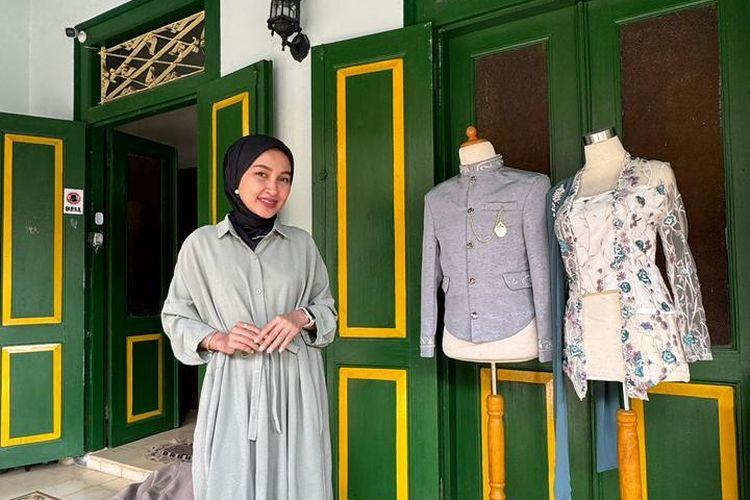 Di balik beskap biru muda yang memeluk tubuh Ji Chang Wook, ada tangan dingin dan visi seorang perempuan bernama Iyas. Di depan pintu hijaunya yang sarat akan sejarah, ia berdiri, merawat tradisi di sebuah galeri sederhana di jantung Yogyakarta. Senyumnya hari ini adalah potret kebanggaan, saat karyanya yang lahir dari ketekunan dan cinta pada budaya, kini ikut mencuri perhatian dunia.