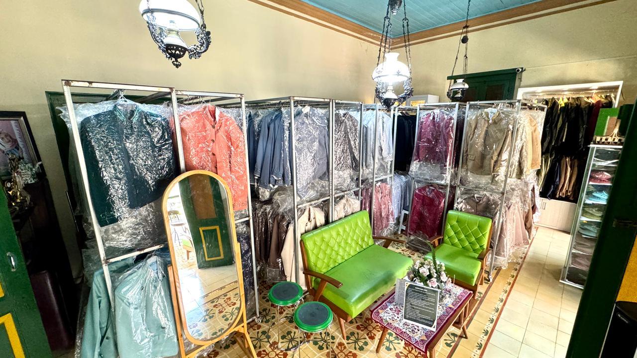 Di dalam 'ruang harta karun' Nous Galeri, ratusan beskap dan kebaya tergantung rapi, masing-masing terbungkus sunyi dalam plastik pelindung. Setiap helainya adalah calon saksi bisu hari-hari istimewa: pernikahan, wisuda, atau momen sakral lainnya. Dan dari salah satu barisan inilah, takdir memilih sepotong busana untuk bertemu dengan Ji Chang Wook, membuktikan bahwa karya yang tulus akan selalu menemukan panggungnya sendiri.