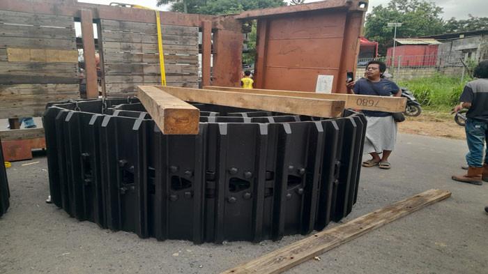 MUATAN TRUK - Muatan truk yang menimpa kaki korban, pengendara motor N Max BP 4313 QM. Kaki korban terjepit muatan truk yang terlepas dari posisinya, saat truk hendak berbelok di u-turn arah ke Batu Ampar, depan PT Giken, Rabu (22/10/2025) sore.