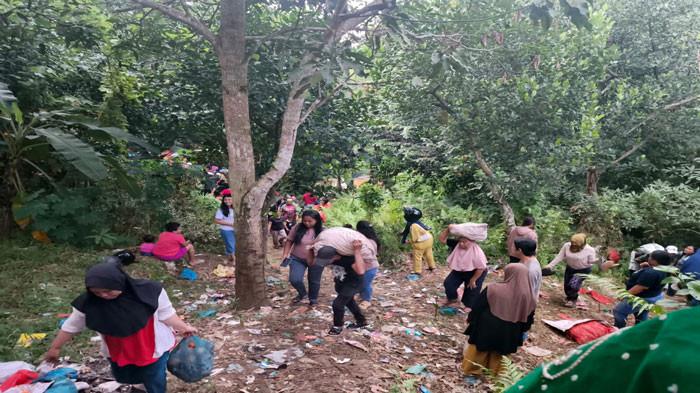BERBURU BAWANG - Warga Batam mengangkut bawang gratis di kawasan Melcem, Tanjung Sengkuang, Batu Ampar, Minggu (26/10/2025) dengan kantong plastik dan karung.