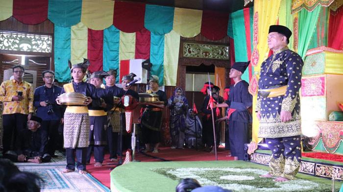 UPACARA ADAT - Menteri Koordinator Bidang Hukum, Hak Asasi Manusia, Imigrasi, dan Pemasyarakatan (Menko Kumham Imipas), Prof. Dr. Yusril Ihza Mahendra, S.H., M.Sc., saat menjalani upacara adat yang diadakan LAM untuk mendapat gelar adat “Dato’ Seri Indra Narawangsa”, di Istana Damnah, Kabupaten Lingga, Provinsi Kepulauan Riau (Kepri), Selasa (28/10/2025)