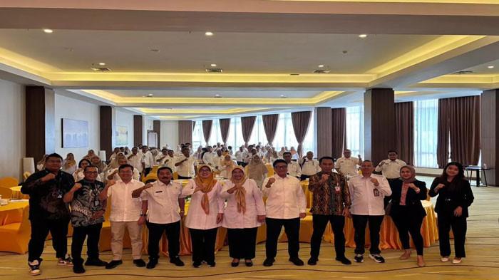 FOTO BERSAMA - Foto bersama usai rapat koordinasi Percepatan dan Perluasan Digitalisasi Daerah Provinsi Kepulauan Riau (Kepri) di Hotel Aston Batam, Rabu (29/10/2025)