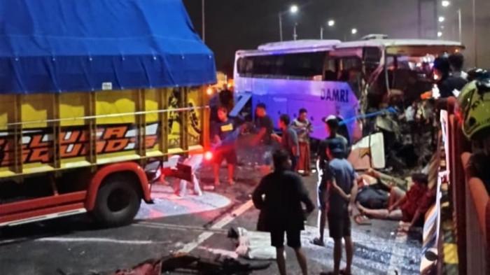 LAKA MAUT : Kondisi moncong Bus Damri tujuan Madura remuk setelah menghantam pembatas jalan di sisi kiri Jembatan Suramadu, Kamis (30/10/2025) dini hari sekitar pukul 02.15 WIB. Kernet bus tewas di lokasi kejadian, sopir bus meninggal dunia di IGD RSUD Syamrabu Bangkalan, dua penumpang menderita patah tulang